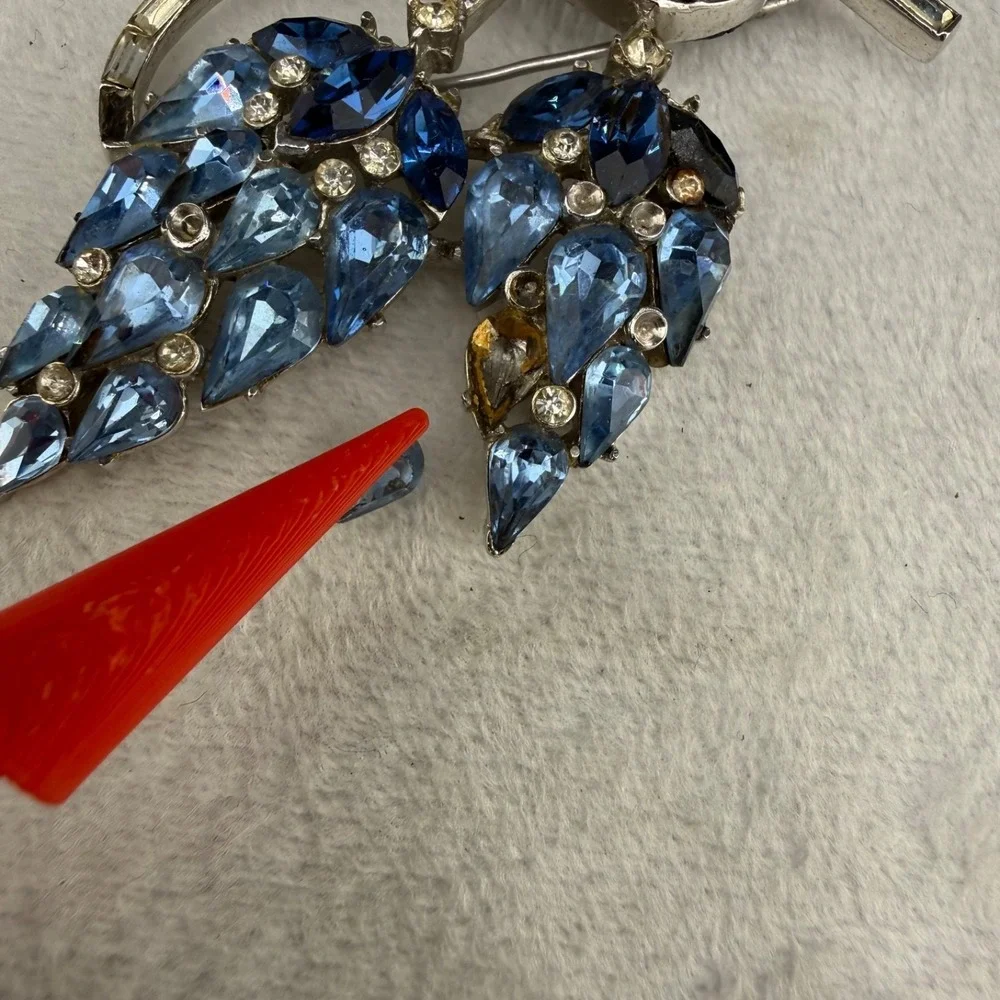 Vintage Trifari Rhinestone Brooch Silver Tone Blue Sparkle READ